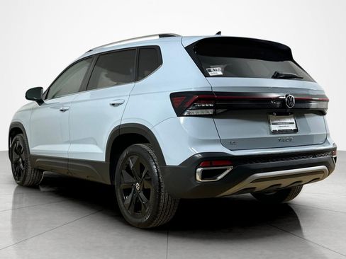 Used 2025 Volkswagen Taos SE w/ Panoramic Sunroof Package FWD image 3