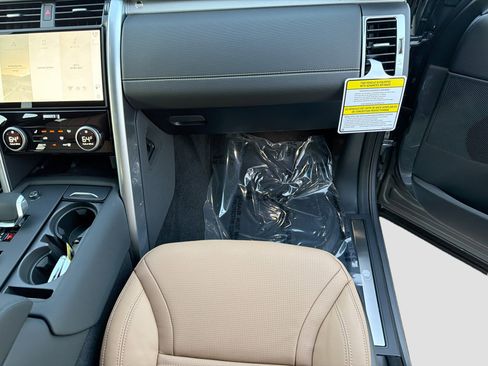 New 2026 Land Rover Discovery Limited Edition image 18