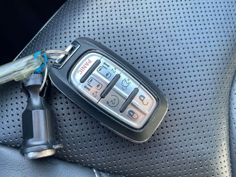 Used 2025 Chrysler Pacifica Limited image 21