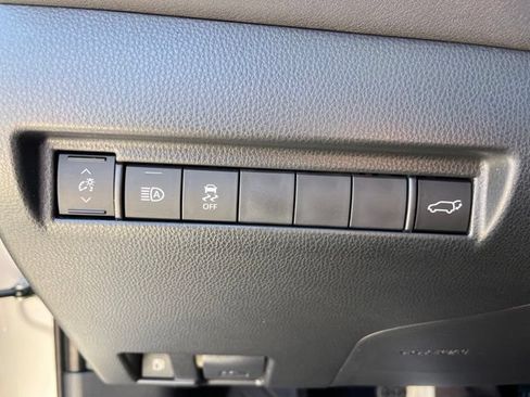 Used 2024 Toyota Venza LE AWD/4WD image 12