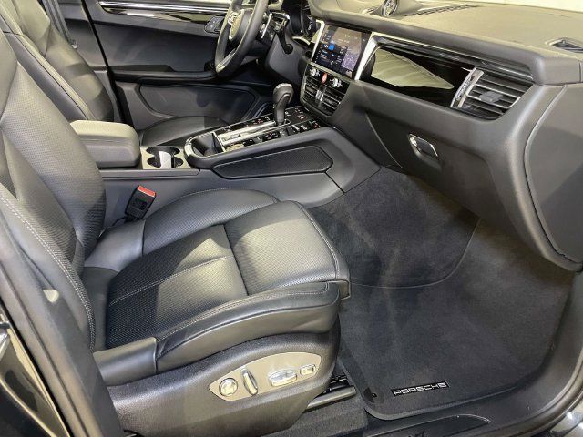 Certified 2025 Porsche Macan AWD/4WD image 22