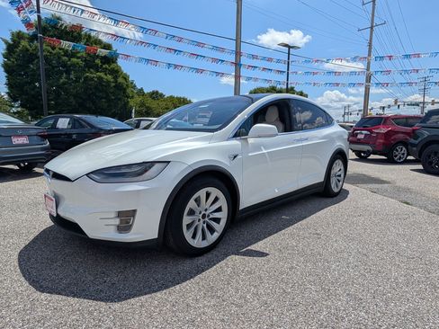 Used 2018 Tesla Model X 75D AWD/4WD image 7