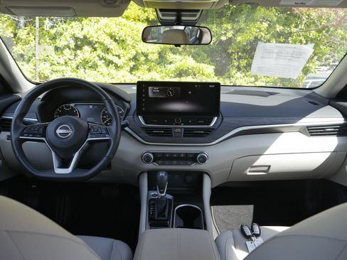 Used 2024 Nissan Altima 2.5 SV w/ SV Premium Package image 9