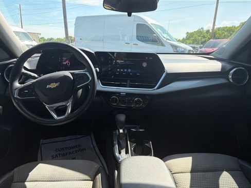 Used 2024 Chevrolet Trax LT w/ Driver Confidence Package FWD image 11