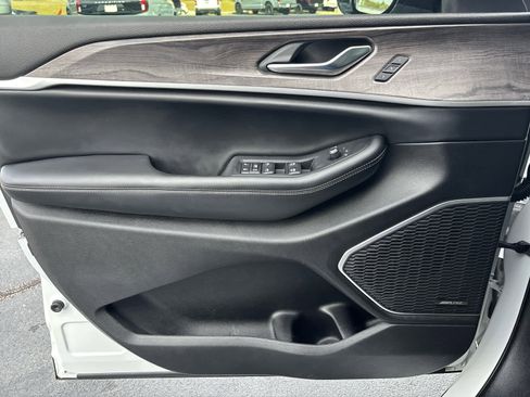 Used 2022 Jeep Grand Cherokee Limited image 17