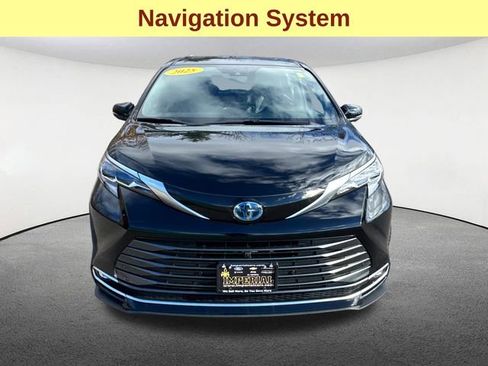 Used 2025 Toyota Sienna Platinum image 4