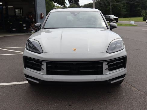 Used 2024 Porsche Cayenne S AWD/4WD image 3