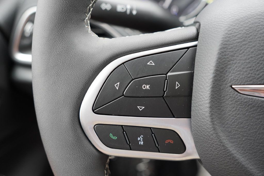 Certified 2026 Chrysler Pacifica Limited FWD image 35