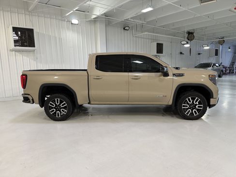 Used 2022 GMC Sierra 1500 AT4 w/ AT4 Premium Package AWD/4WD image 6