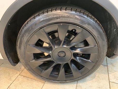 Used 2021 Tesla Model Y Long Range image 11