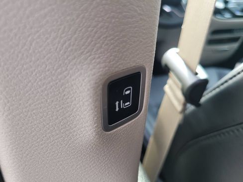 Used 2023 Chrysler Pacifica Touring-L FWD image 12