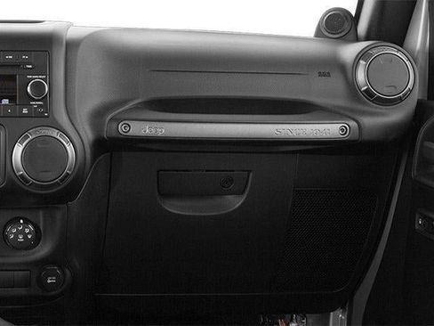 Used 2013 Jeep Wrangler Unlimited Sahara AWD/4WD image 16