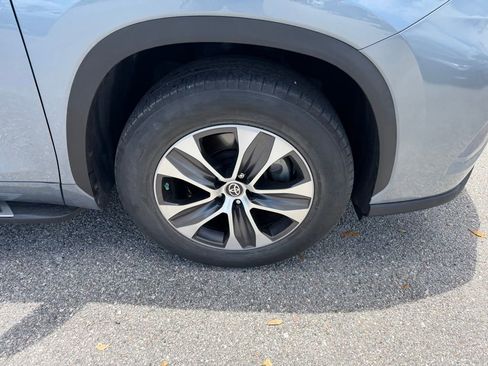 Used 2023 Toyota Highlander XLE FWD image 4