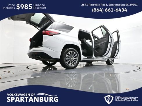 Used 2023 Chevrolet Traverse Premier image 40
