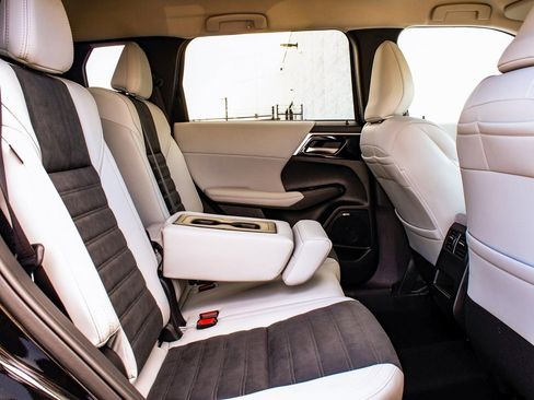 New 2025 Mitsubishi Outlander SE image 39