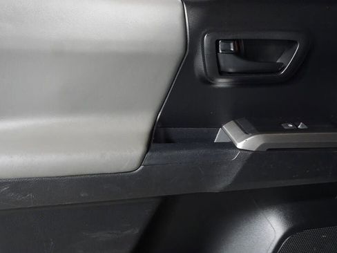 Used 2019 Toyota Tacoma SR5 AWD/4WD image 22