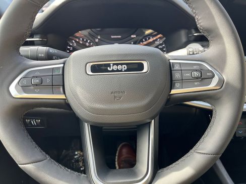 Used 2025 Jeep Compass Limited image 29