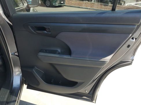 Used 2024 Toyota Highlander LE image 32