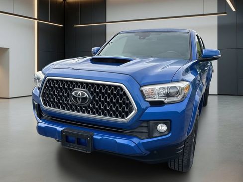 Used 2018 Toyota Tacoma SR5 RWD image 11