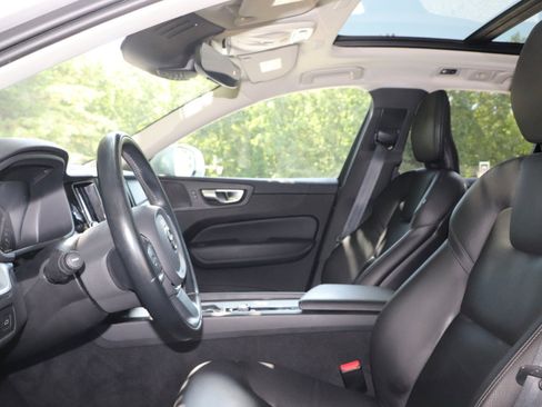 Used 2020 Volvo XC60 T6 Momentum w/ Protection Package image 9
