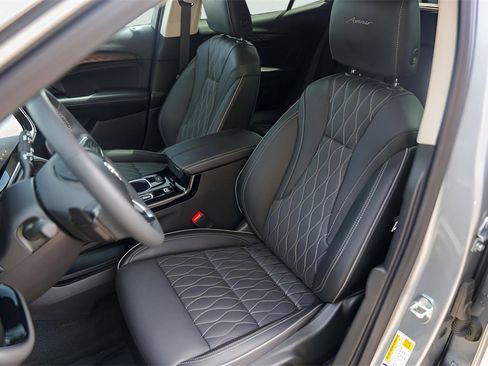 Used 2023 Buick Envision Avenir image 10