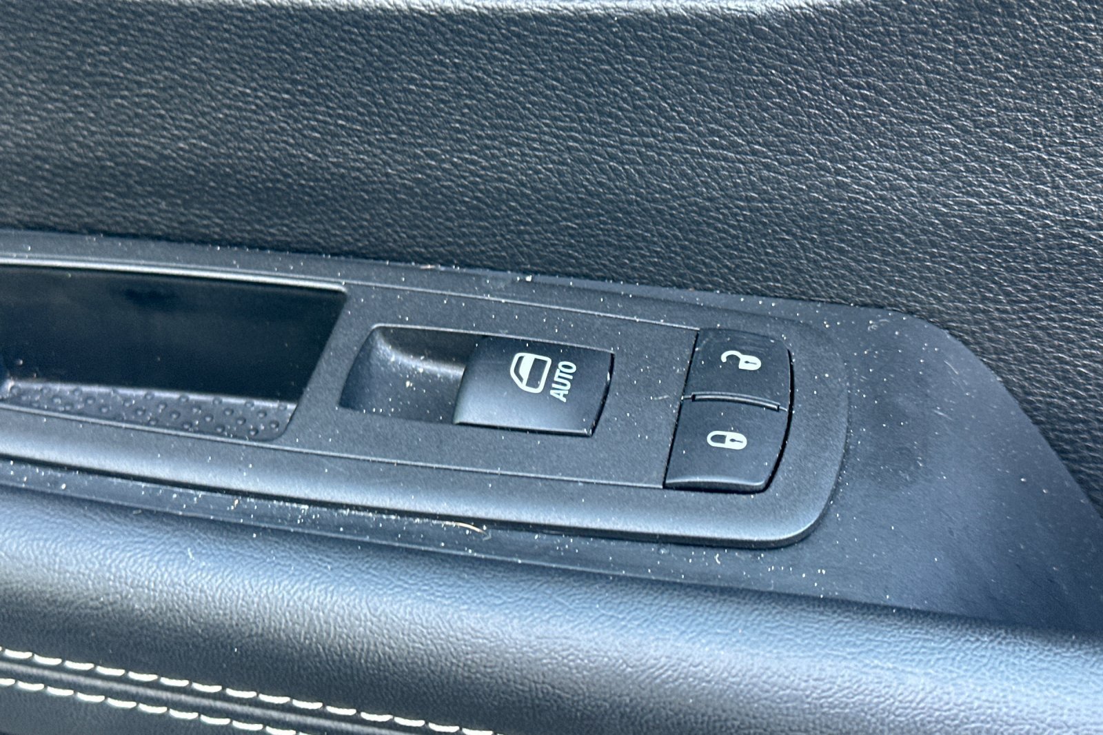 Used 2025 Chrysler Pacifica Limited FWD image 21