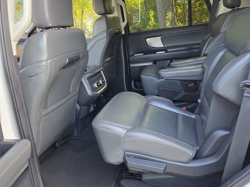 Used 2025 Ford Expedition Active RWD image 8