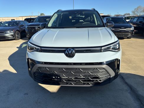 New 2026 Volkswagen Taos SE FWD image 2