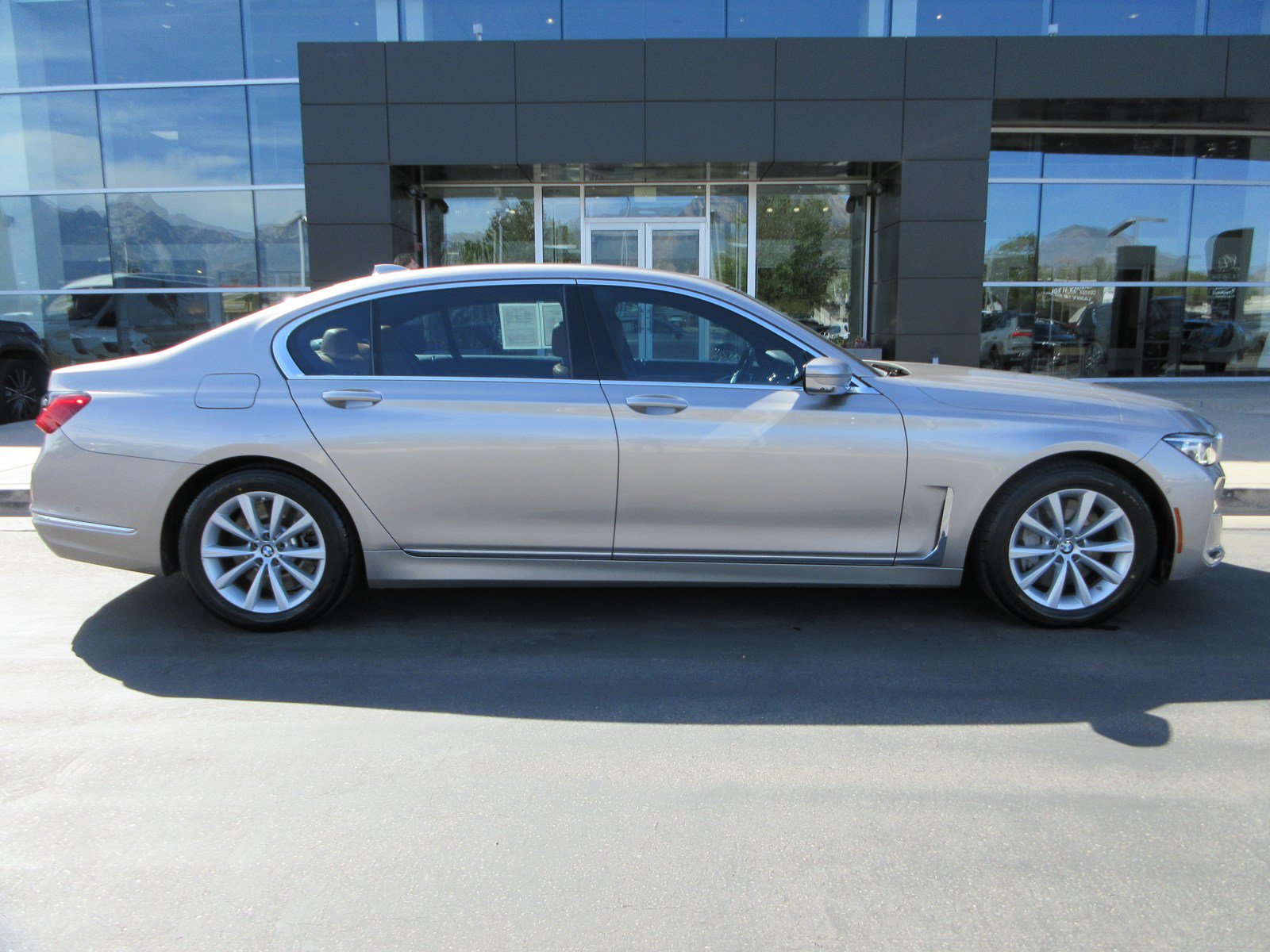 Used 2020 BMW 750i xDrive w/ Interior Design Package AWD/4WD image 12