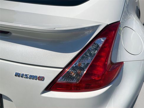 Used 2017 Nissan 370Z NISMO RWD image 12