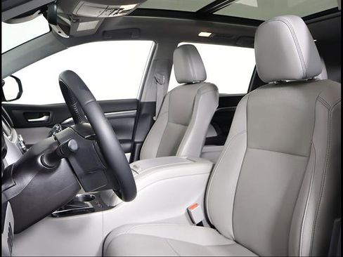 Used 2019 Toyota Highlander Limited Platinum AWD/4WD image 7