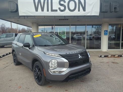 Used 2022 Mitsubishi Outlander SE image 1