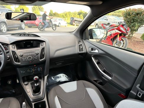 Used 2018 Ford Focus ST FWD image 32