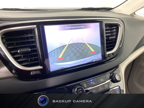 Used 2024 Chrysler Pacifica Touring-L image 4