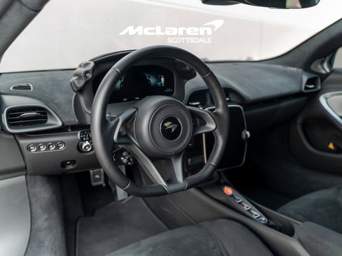 Used 2025 McLaren Artura image 28