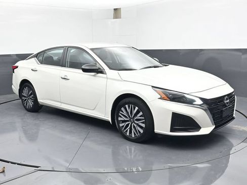 Used 2024 Nissan Altima 2.5 SV AWD/4WD image 2