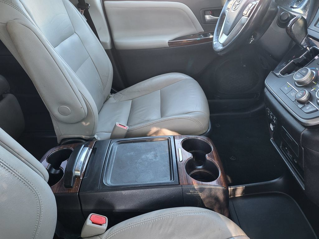 Used 2017 Toyota Sienna Limited Premium FWD image 24