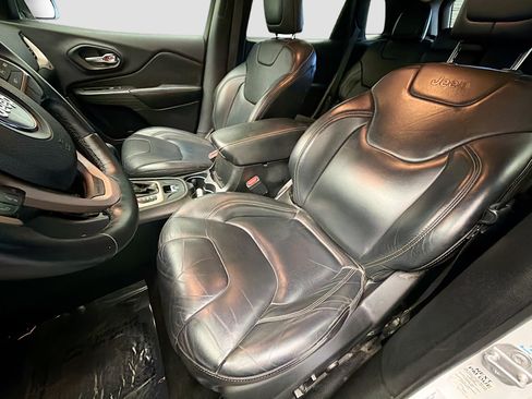 Used 2017 Jeep Cherokee Limited image 11