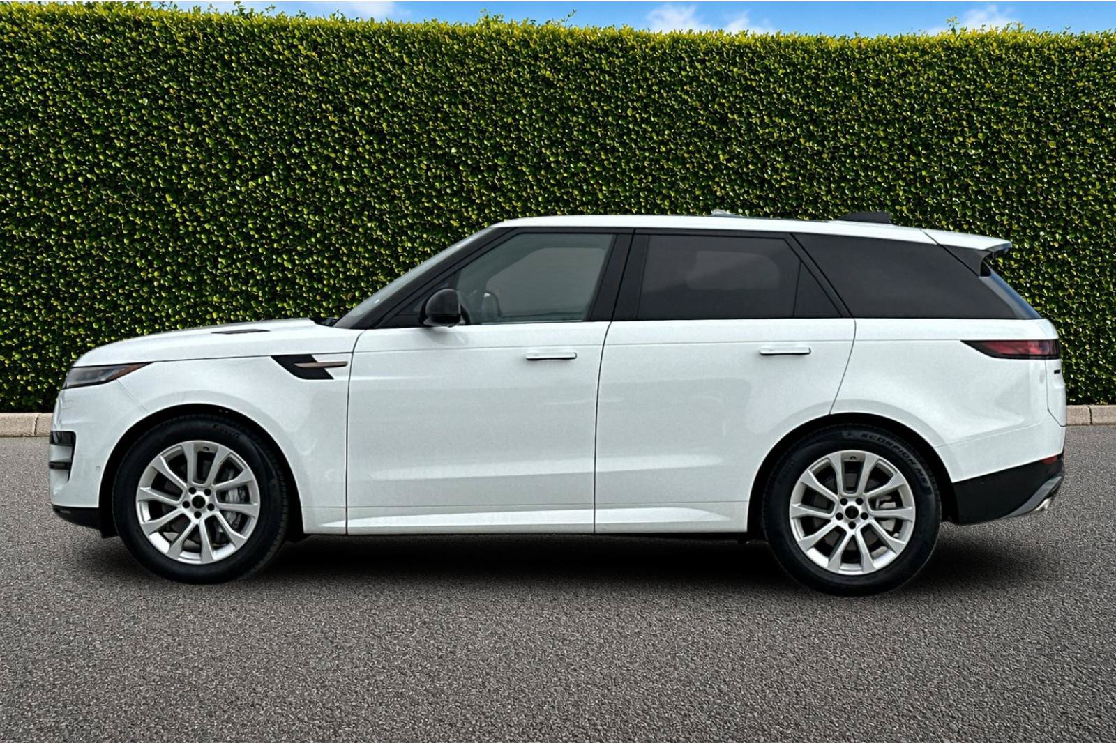 Used 2026 Land Rover Range Rover Sport SE AWD/4WD image 7