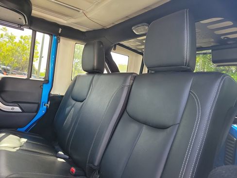 Used 2015 Jeep Wrangler Unlimited Rubicon w/ Connectivity Group AWD/4WD image 16