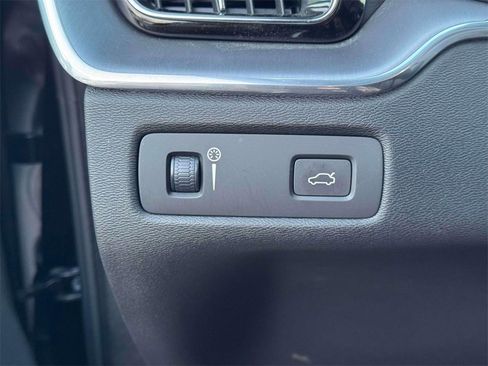 Used 2020 Volvo XC60 T5 Momentum w/ Protection Package Premier image 19