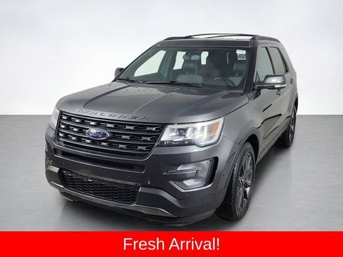 Used 2017 Ford Explorer XLT w/ Equipment Group 202A AWD/4WD image 7