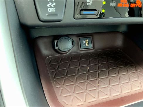 Used 2025 Toyota RAV4 Limited FWD image 34