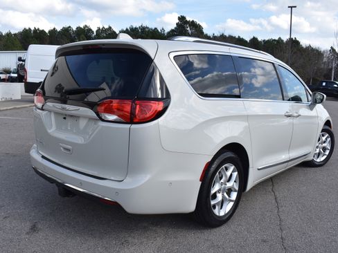 Used 2020 Chrysler Pacifica Touring-L Plus w/ Tire & Wheel Group image 9