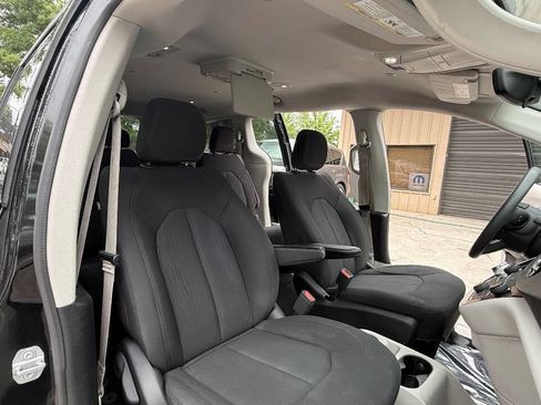 Used 2017 Chrysler Pacifica Touring FWD image 76