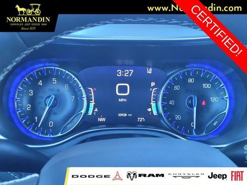 Certified 2025 Chrysler Pacifica Limited FWD image 8