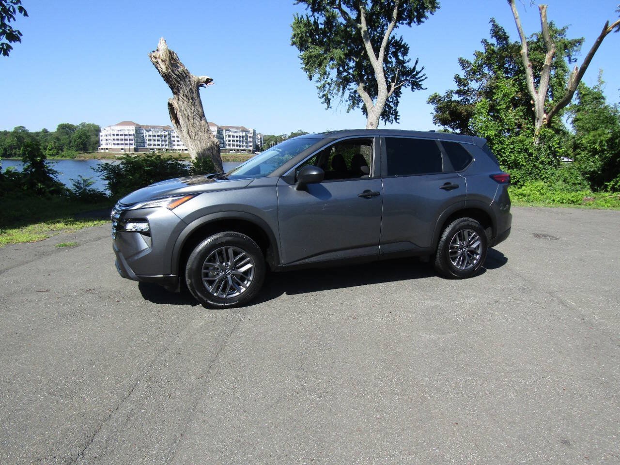 Used 2024 Nissan Rogue S AWD/4WD image 3