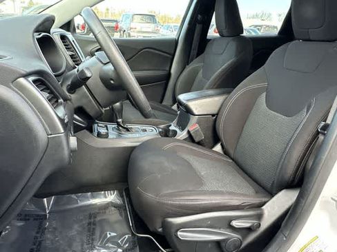 Used 2020 Jeep Cherokee Latitude AWD/4WD image 23