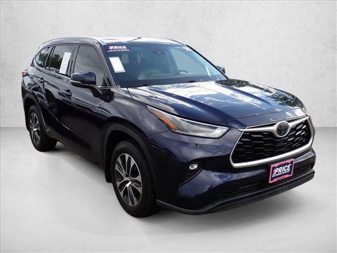 Used 2021 Toyota Highlander XLE AWD/4WD image 6