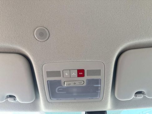 Used 2024 Hyundai Venue Limited image 24